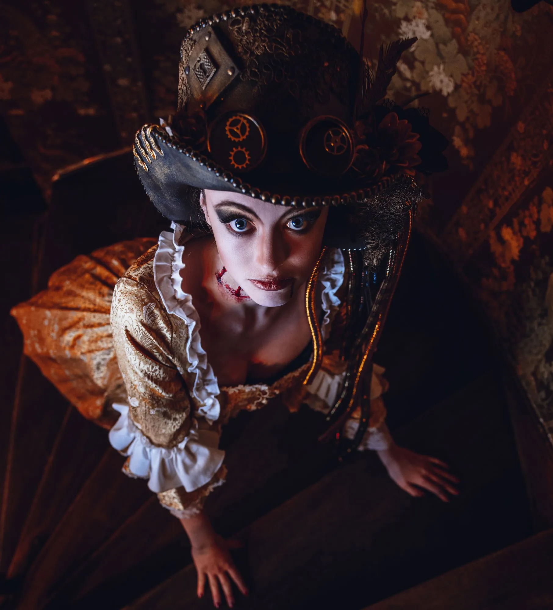 Portret van een model in steampunk-kostuum, van bovenaf gefotografeerd op een wenteltrap